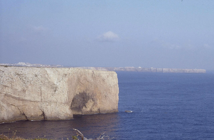 Schroffe Klippen des Cabo de São Vicente über dem Atlantik