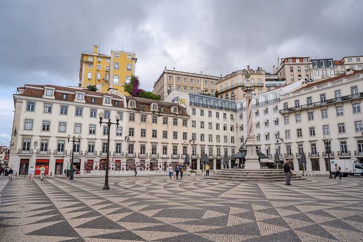 Platz vor dem Rathaus in Lissabon mit gemustertem Pflaster