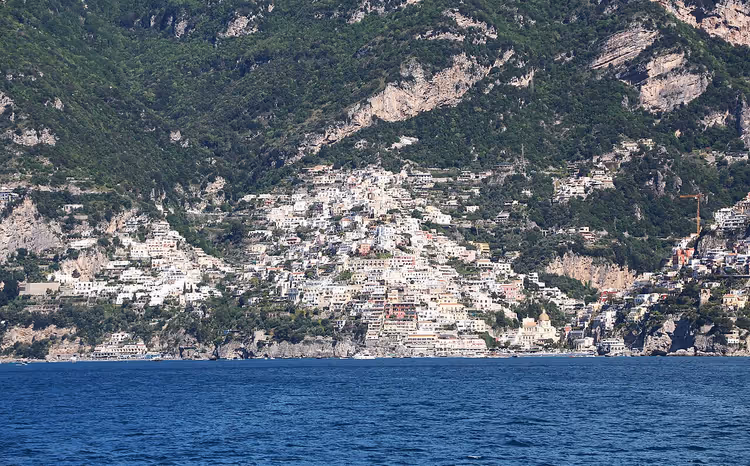 Positano: huizen op de heuvel aan zee