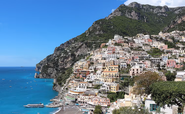 Fargerike hus i Positano i skråningen over stranden