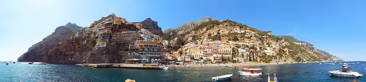 Panorama av Positano med hav, klipper og hus i skråningen