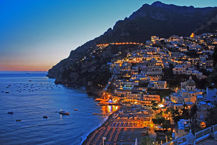 Panorama du soir de Positano avec la mer et les lumières