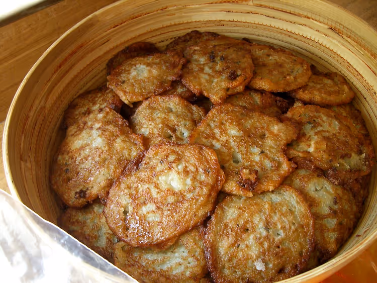 Gouden aardappelpannenkoekjes in een bamboestomer