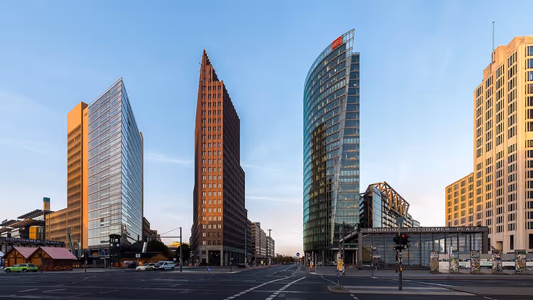 Berlin'de yüksek binalarla Potsdamer Platz