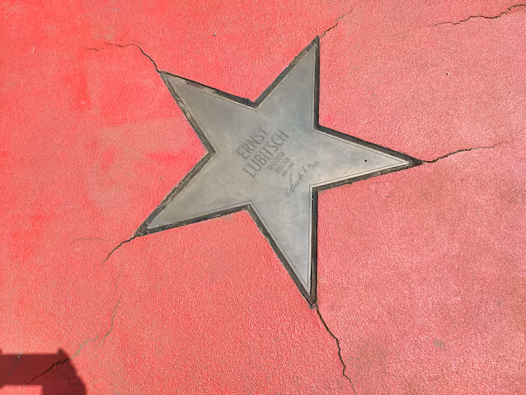 De ster van Ernst Lubitsch op een rode ondergrond