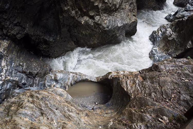 Kayalık bir boğazda taş bir havuzlu çağıldayan dere