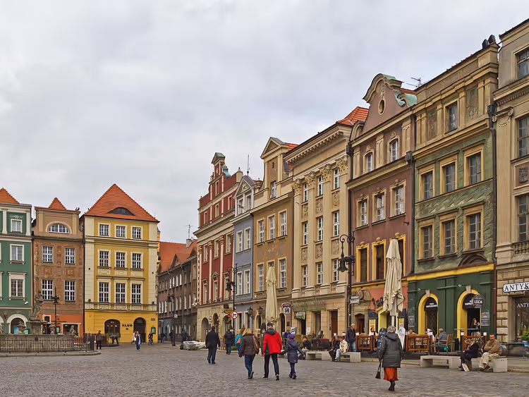 Fargerike historiske bygårder ved det gamle markedstorget