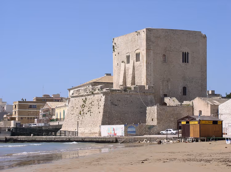 Pozzallo'da sahil boyunca Torre Cabrera kulesi