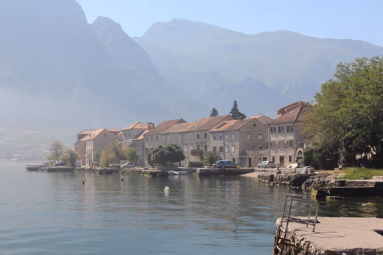 Панорама прибрежного поселка с горами и морем