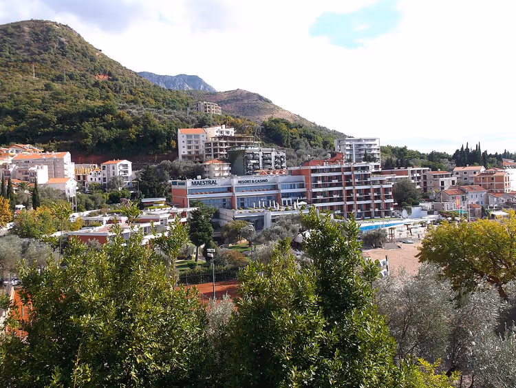 Pržno'da deniz kenarındaki Maestral Resort & Casino kompleksi