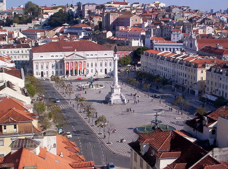 Rossio-plein in Lissabon met een zuil en theater