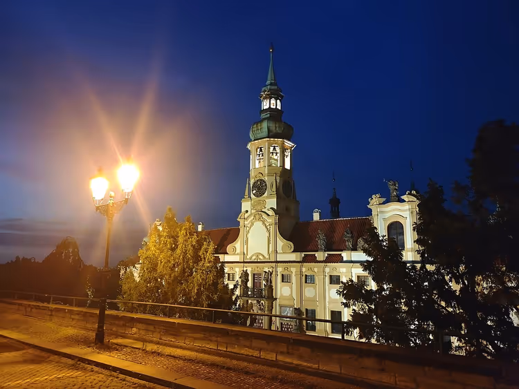 Ночной вид на Пражскую Лорету с фонарём