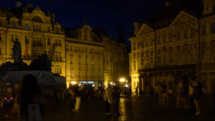Piazza della Città Vecchia di notte con il Monumento a Jan Hus