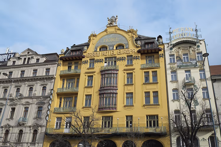 Prag'daki Grand Hotel Evropa'nın sarı cephesi