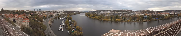 Yüksek bir korkuluktan Vltava ve Prag panoraması