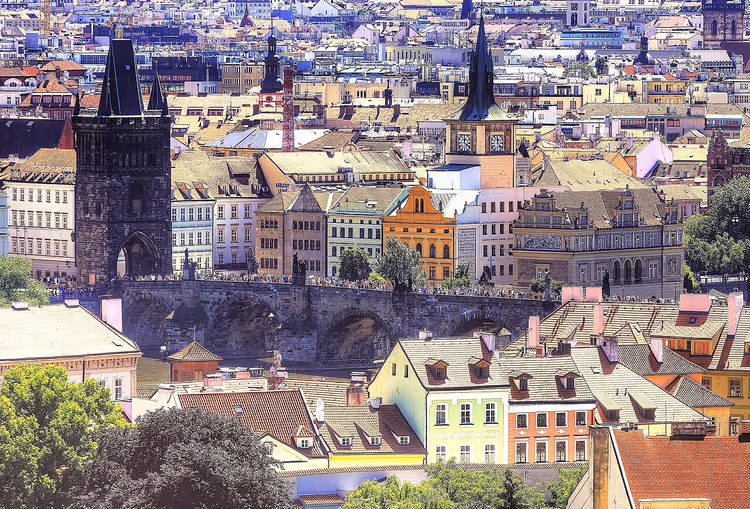 Karlsbrücke und Altstädter Brückenturm in Prag