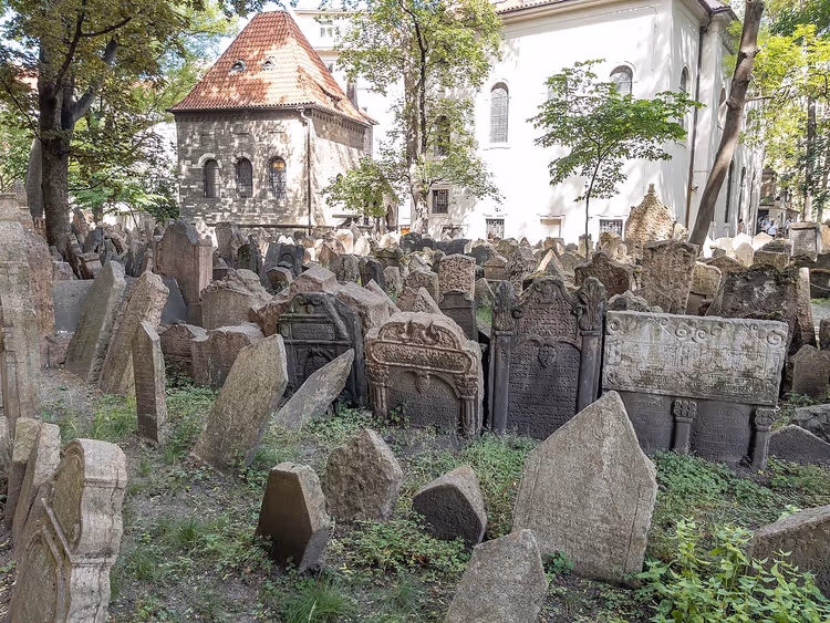 Oude grafstenen op de Joodse begraafplaats in Praag