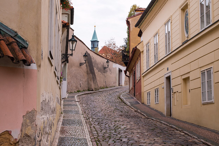 Cobblestone lane of Novy Svet with street lamps