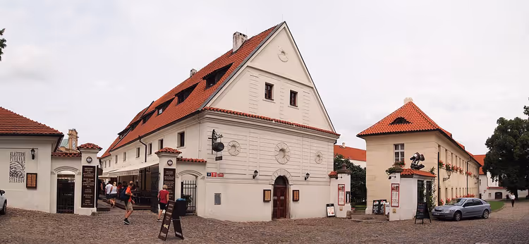 Wit gebouw van de Strahov-brouwerij op de binnenplaats