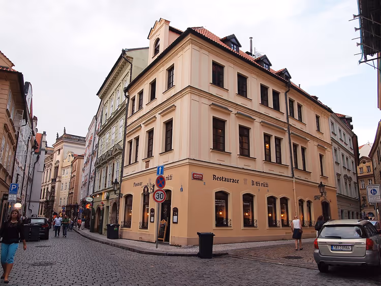 Hjørnebygning med U Tří růží-restaurant i Praha