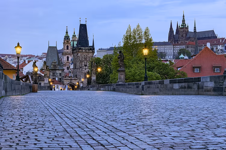 Karlsbrücke, Statuen, Turm und Prager Burg