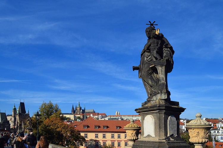 Barokkstatue på Karlsbroen med Praha slott i bakgrunnen