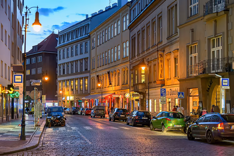Dlouhá-straat in Praag bij nacht met auto's
