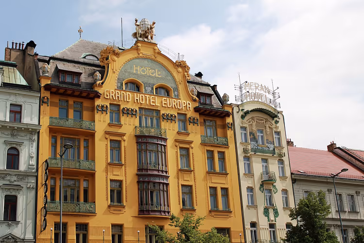 Gelbes Gebäude des Grand Hotel Europa in Prag