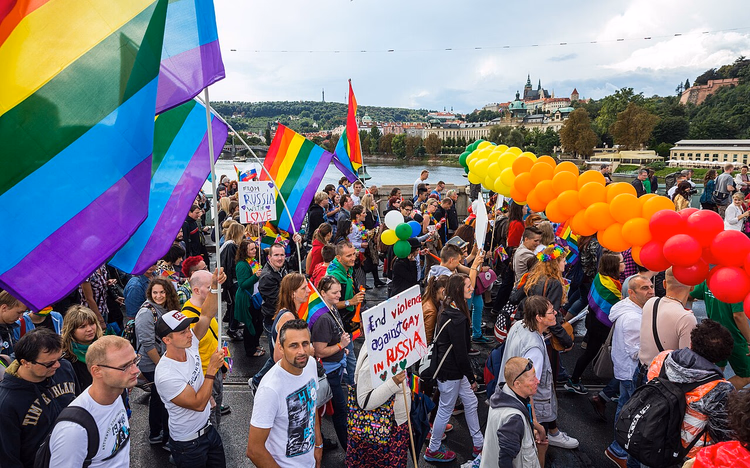 Prague-Pride-Parade mit Regenbogenfahnen auf dem Čech-Brücke