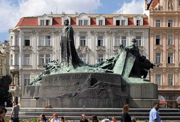 Jan Hus-monument op het Oudestadsplein in Praag