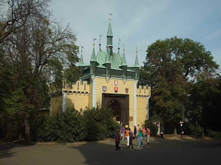 Фасад зеркального лабиринта на Петршине с зелёными башенками