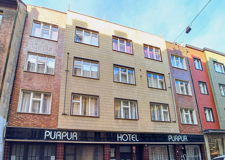 Gevel van Hotel PurPur met zijn uithangbord in Praag