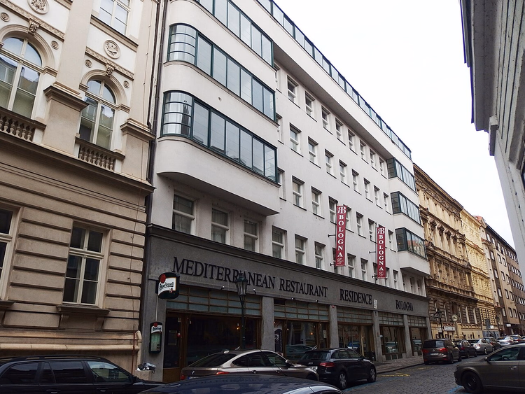 Фасад Residence Bologna с вывесками на улице