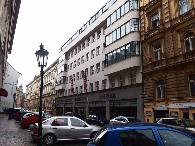 Gevel van Residence Bologna hotel aan de straat