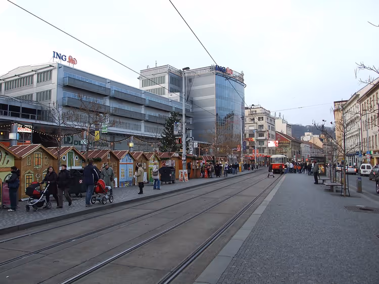Mercatino delle festività in via Anděl a Praga