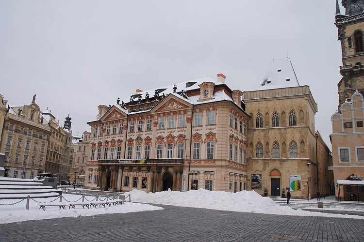Goltz-Kinskýpaleis op het met sneeuw bedekte Oude Stadsplein