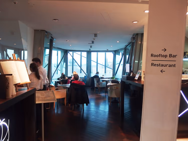 Panoramik pencereleriyle Ginger & Fred restoranının içi