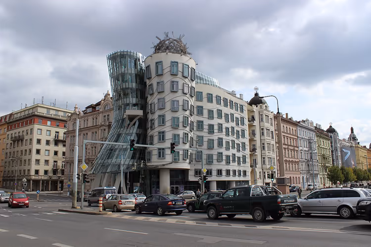 Dansend Huis in Praag aan de kade