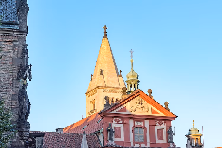 Barokke gevel van de Sint-Jorisbasiliek in Praag