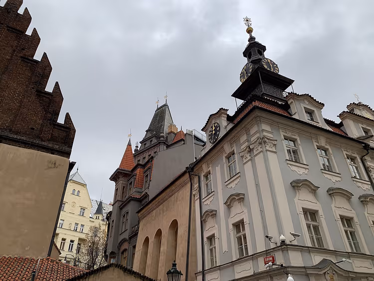Joods Stadhuis met toren en klok in Praag