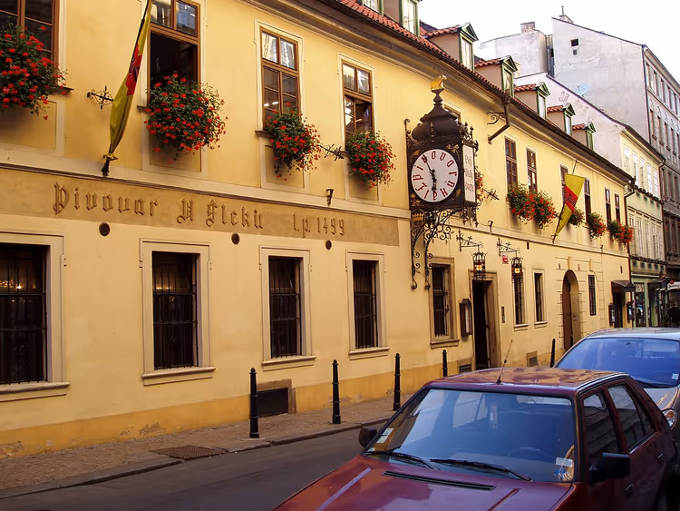 Den gule U Fleků-bygningen i Praha