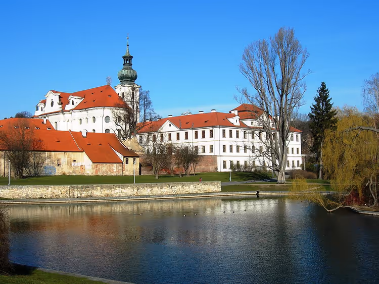 Kloster Břevnov in Prag, Blick vom Teich