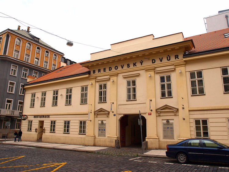 Tabelasıyla Bredovsky Dvur restoranının cephesi