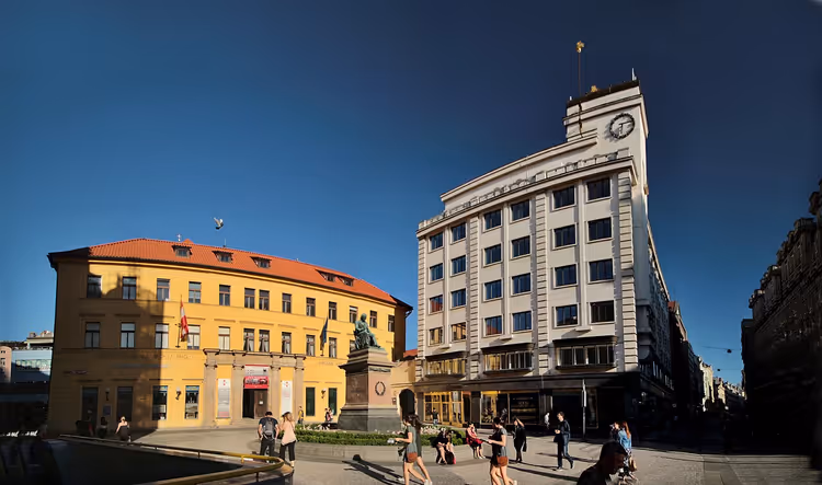 Jungmannplein met een monument en gebouwen in Praag