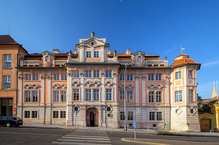 Roze en witte gevel van het Fausthuis in Praag