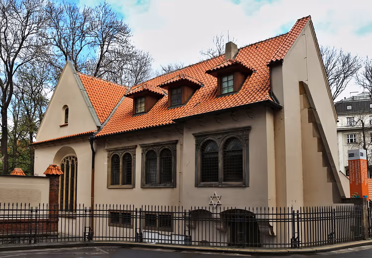Pinkas Synagoge met rood pannendak