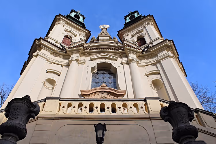Barokke gevel van een kerk met twee torens