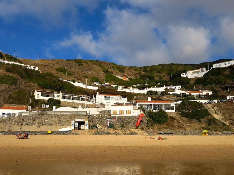 Strand von Arrifana und weiße Häuser am Hang