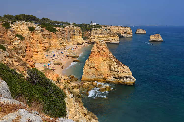 Algarve-strand om sommeren, klipper og hav