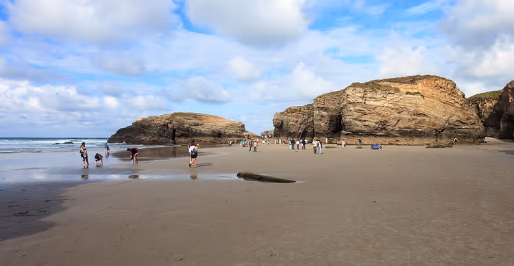 Katedralstranden ved fjære, sand og steiner